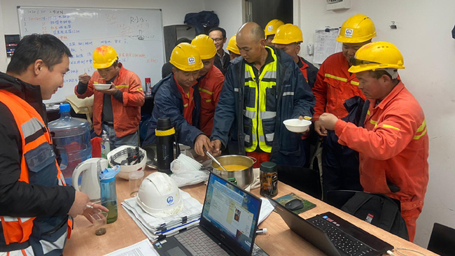 Ĉinoj gaje trinkas la supon.