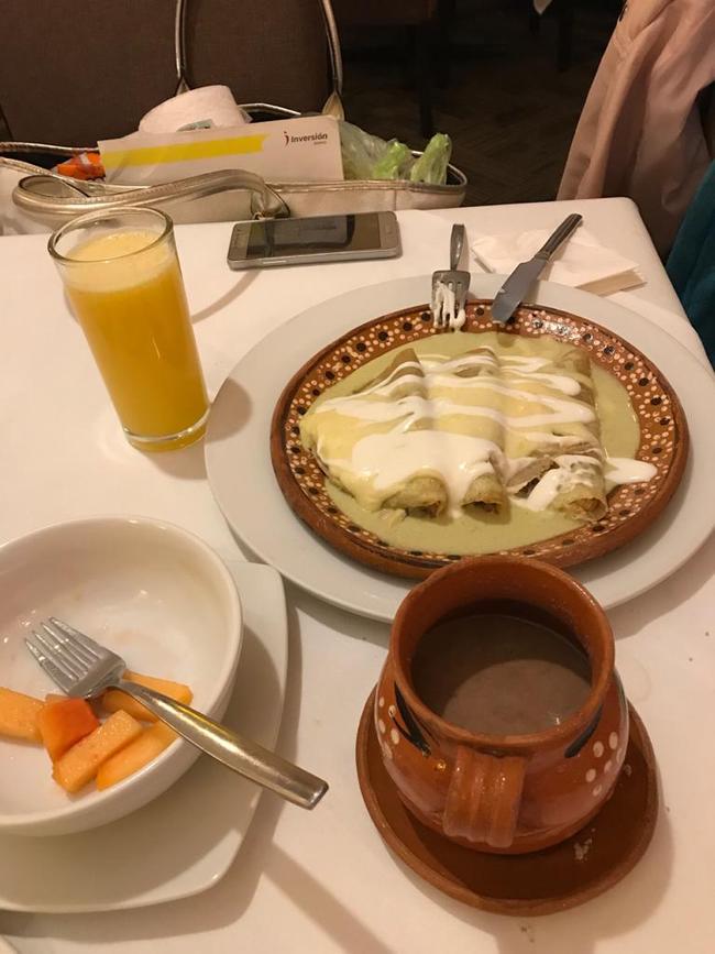 Grafika reprezentado 3 Enkiladoj, kreditas al Labra Ascencio.