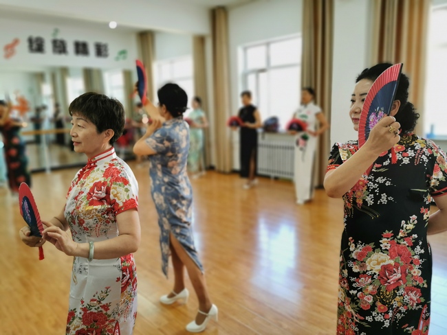 Maljunuloj sin ekzercas en centro por maljunuloj.