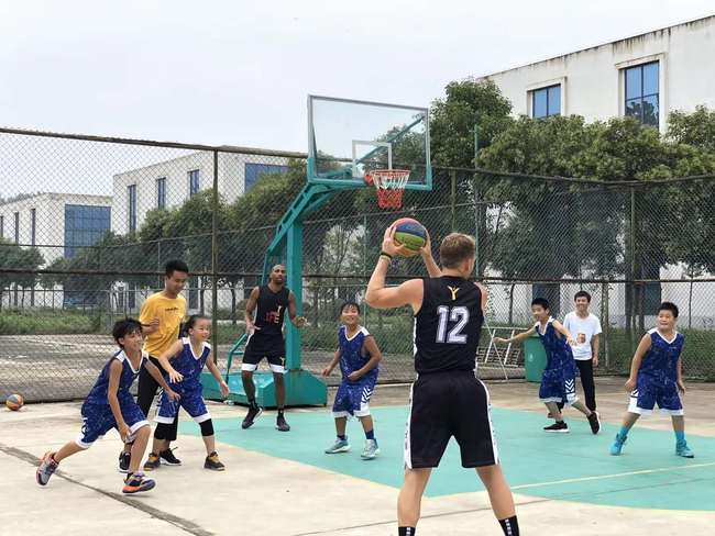 Kenton instruas ludi korbopilkon por lokaj knaboj