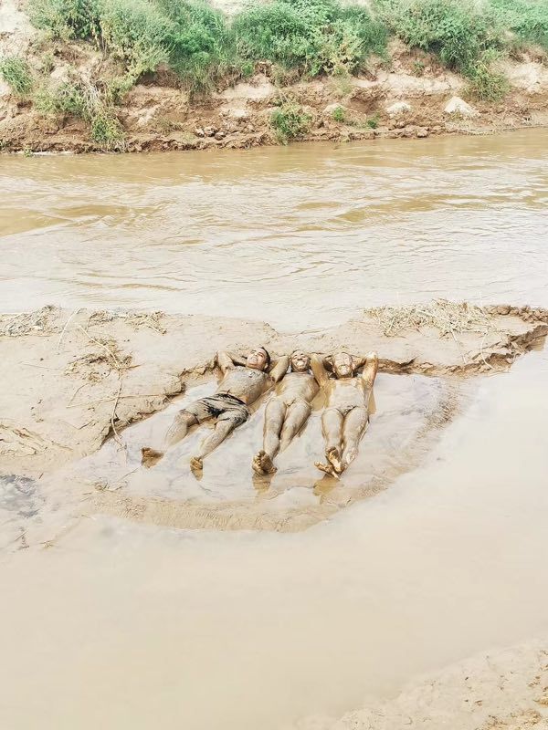 Kenton kaj amikoj amuziĝas ĉe la Flava Rivero