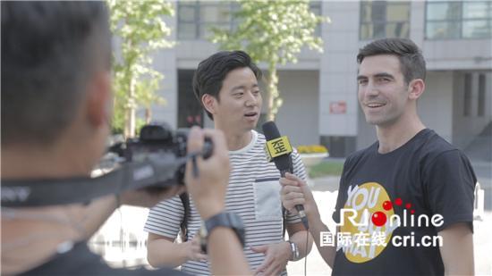 Galor faris stratan intervjuon strate.