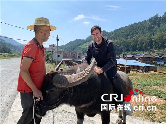  Galor spertis komparan vivon de kamparanoj en Guizhou.