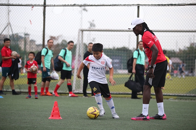 Buaka Mukoko Ephrem instruas knabojn