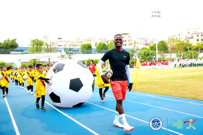 Buaka Mukoko Ephrem gvidis piedpilkan teamon partopreni en sportkonkursoj de lernejo en Kantono.