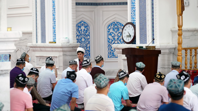 Moskeo en Xinjiang-a Kolegio pri Islamaj Klasikaĵoj. Tiea preĝa halo permesas 1 200 homojn por samtempa preĝo. Fotas Gaoyu