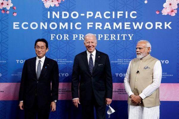 Usona prezidento Joe Biden (meze), hinda ĉefministro Narendra Damodardas Modi (dekstre) kaj japana ĉefministro Fumio Kishida lunde ĉeestas al ceremonio komencanta “Hind-Pacifikan Ekonomian Framon” en Tokio.