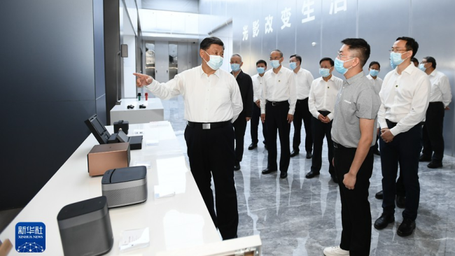 Ĉina prezidanto Xi Jinping vizitis fotoelektronikan firmaon XGIMI en Yibin, Sichuan-provinco, Ĉinio, la 8-an de junio, 2022. /Xinhua