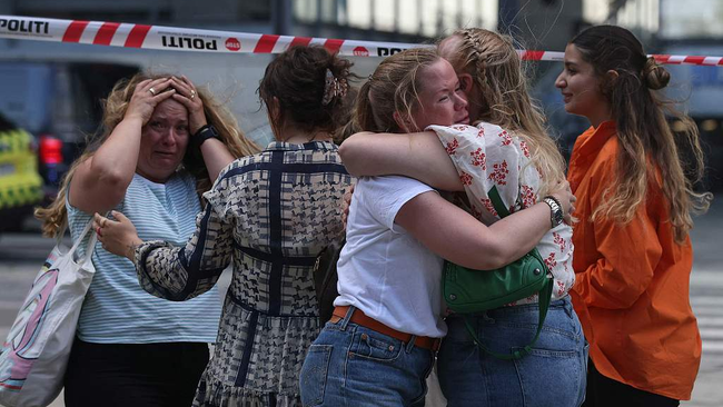 Homoj brakumas unu la alian kiam polico evakuas la magazenon en Kopenhago, Danio, la 3-an de julio, 2022./CFP