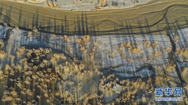 Ein Wohnhaus an dem Fluss