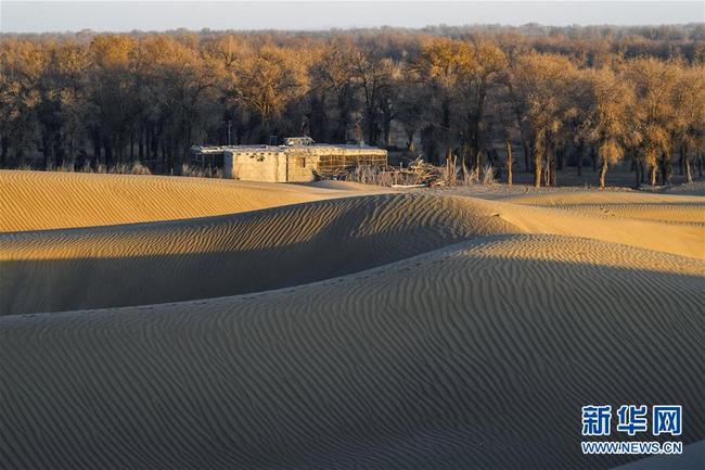 Ein Wohnhaus an dem Fluss