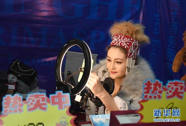 Mitarbeiterin eines E-Commerce-Unternehmens stellt Agrarprodukte live im Internet vor