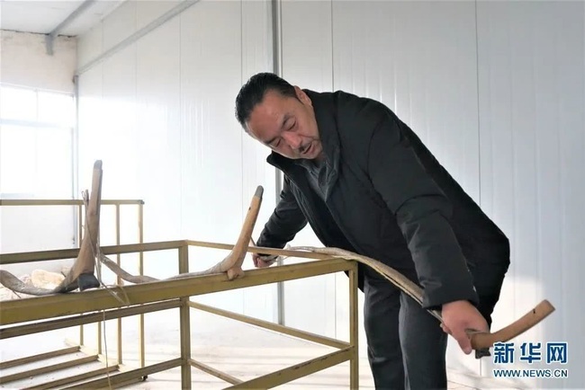 Osung Dorje prüft die Qualität eines Büffelhorn-Bogens