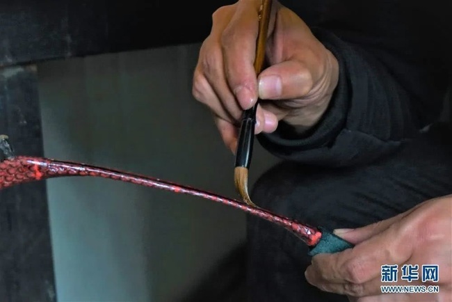 Ein Mitarbeiter von Osung Dorje's Unternehmen stellt einen Büffelhorn-Bogen her