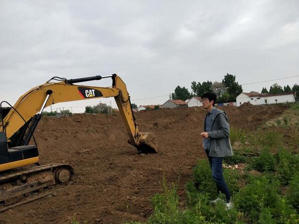 Li Guojing auf der Baustelle seiner intelligenter Gewächshäuser für Gemüse<br>Foto von Xinhua