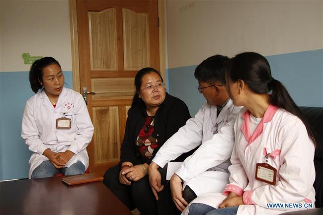 Hu Aluo (zweite von links) sprach mit Ärzten und Krankenschwestern im Autonomen Kreis Ninglang der Yi-Ethnie in Yunnan<br>Foto von Xinhua