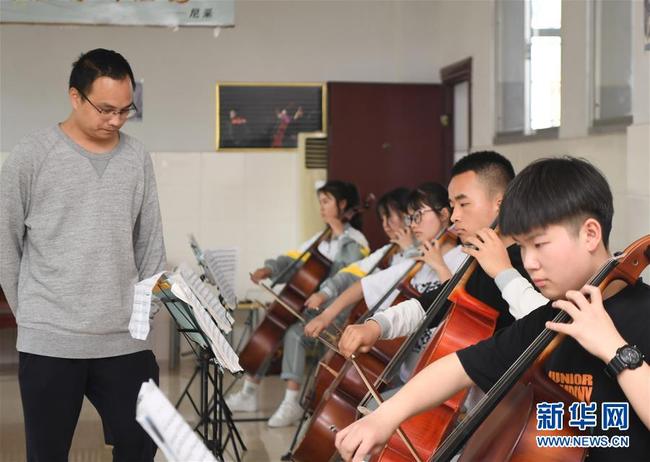 Yan Haiming beim Cello-Unterricht