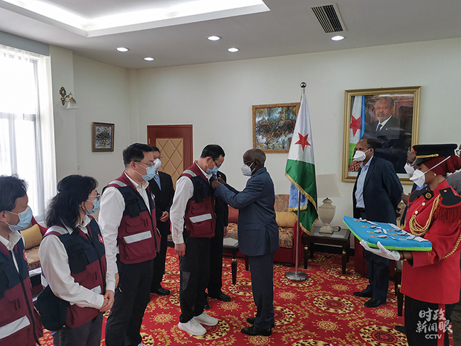 Dschibutis Premierminister Abdoulkader Kamil Mohamed verleiht Experten des chinesischen medizinischen Teams Orden (Quelle: CCTV)