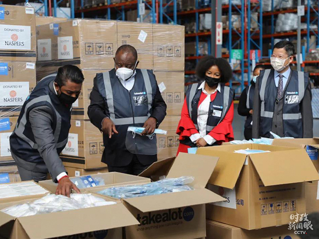 Der südafrikanische Präsident Cyril Ramaphosa probiert die Schutzmasken aus China an und bedankt sich für die Hilfe der chinesischen Regierung bei der Lieferung von Schutzmaterialien (Quelle: Soziale Medien der chinesischen Botschaft in Südafrika)