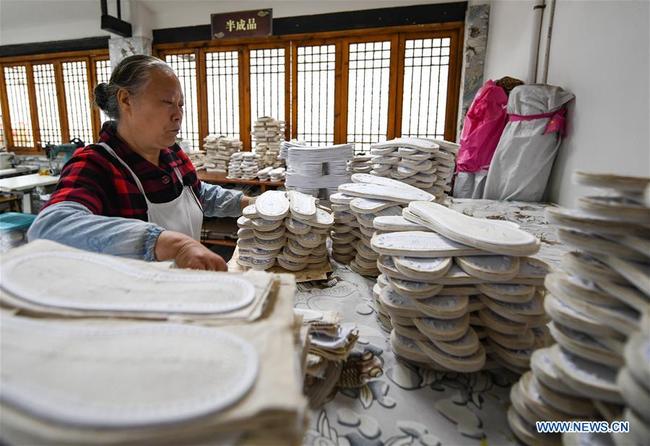 Lai Shufang in ihrem Schuhgeschäft<br>Foto von Xinhua