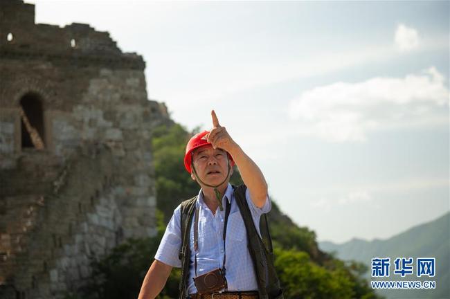 Cheng Yongmao inspiziert die Große Mauer bei Jiankou
