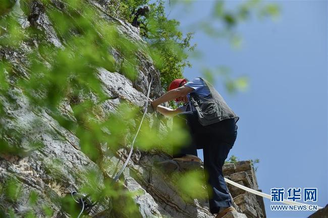 Cheng Yongmao besteigt die Große Mauer