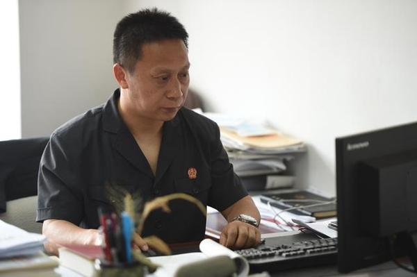 Deng Jiakai arbeitet in seinem Büro<br>Foto von Xinhua