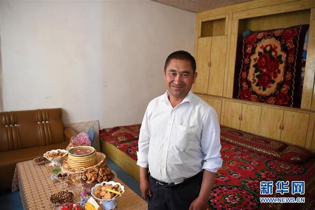 Ruzamamet Matkerim in seiner Wohnung im Dorf Inilik