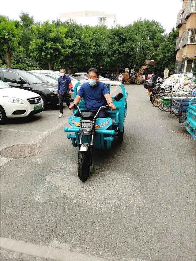 Kang Shengli, Vorsteher des Dorfes Huangtugang, lieferte persönlich den Dorfbewohnern Wassermelonen, die von der Regierung unentgeltlich angeboten wurden.