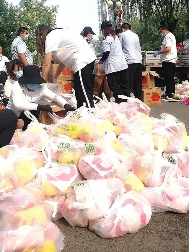 Zhang Wei, Vorsteher des Dorfes Xinfadi, arbeitete in der ersten Zeit seit dem Vorkommen der neuen Covid-19-Infektionen an der vordersten Front, um die Präventions- und Kontrollarbeit zu leiten, dazu gehören Organisation der Infektionstests der Dorfbewohner, die Durchführung der Ausgangssperre und die Gewährleistung der Versorgung mit Lebensmitteln.