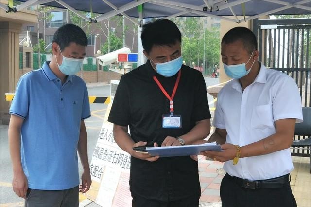 Der Freiwillige Li Guiqin hilft bei den Nukleinsäure-Tests.