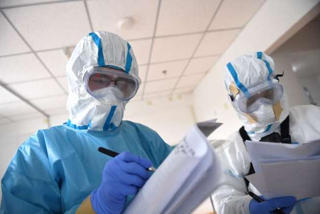 Li Ruoxi(l.) bei Befragung in der Isolierstation<br>Foto von Xinhua