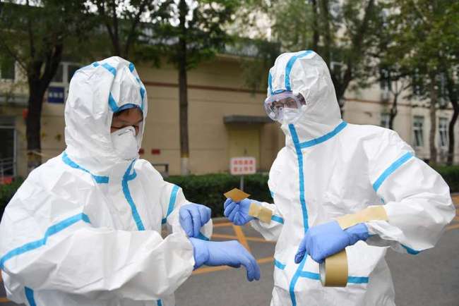 Li Ruoxi(r.) vor der Isolierstation<br>Foto von Xinhua