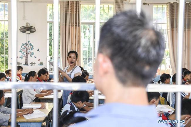 Jiao Lingxia, Tochter von Jiao Shengding, beim Unterrichten