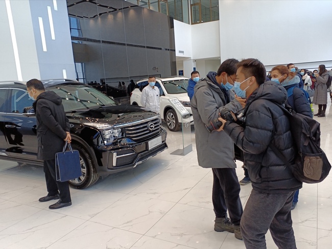 Yunfan fotografiert gleich den schicken „GAC Trumpchi GS 8“, indem ich Probe saß.