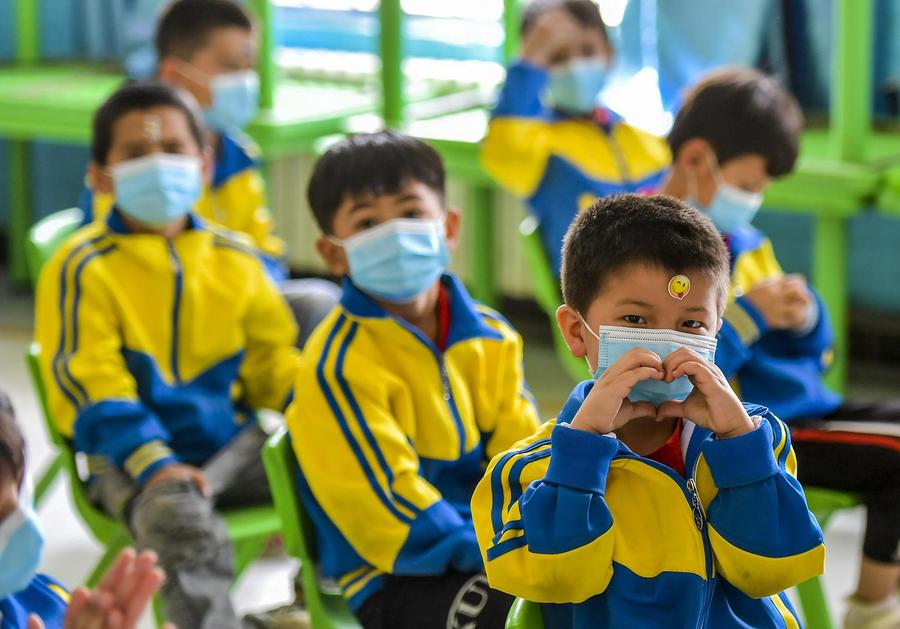 Kinder spielen in einem Kindergarten im Kreis Chira in der Region Khotan in Xinjiang (Foto: VCG)