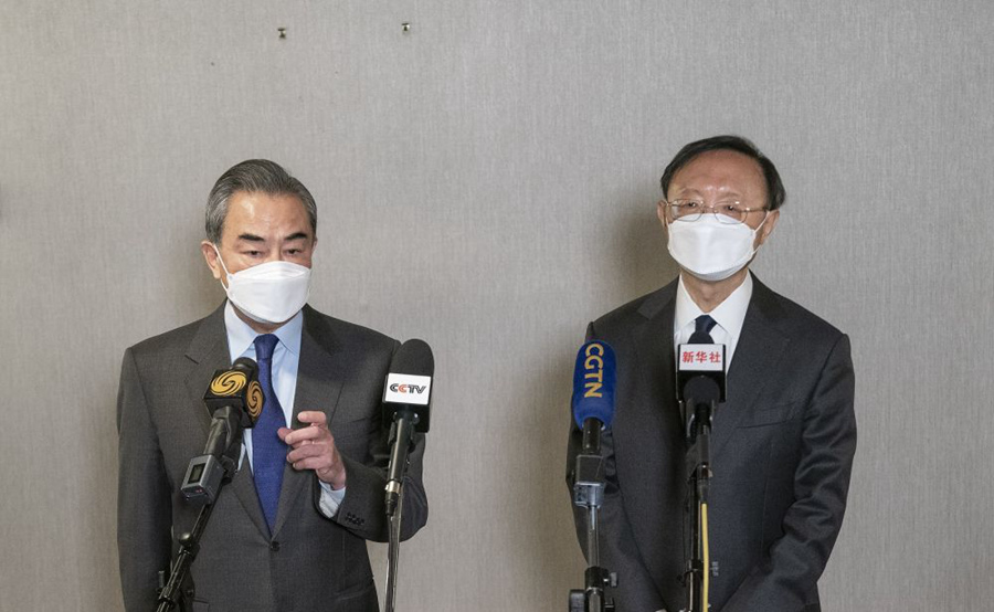 der Leiter des Büros für Auswärtige Angelegenheiten beim ZK der KP Chinas, Yang Jiechi (rechts) und der chinesische Außenminister Wang Yi (links) nach dem strategischen Dialog mit den USA