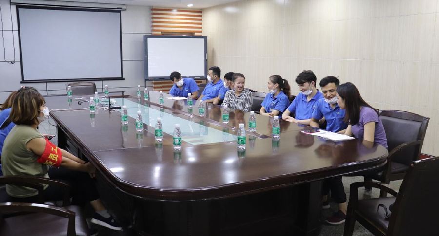 Autorinnen des Berichts tauschen sich mit Arbeitern der nationalen Minderheiten aus Xinjiang aus.