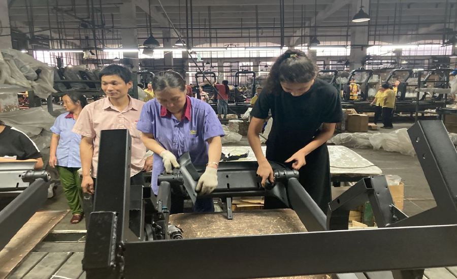 Arbeiter der nationalen Minderheiten aus Xinjiang arbeiten mit Han-Chinesen zusammen am selben Fließband.