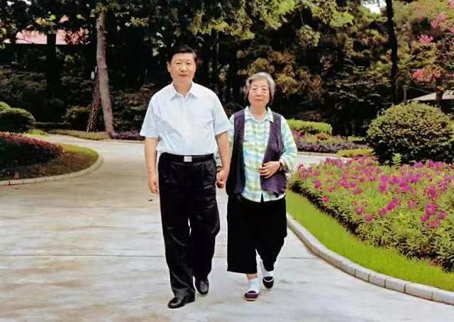 Xi Jinping beim Spaziergang mit seiner Mutter