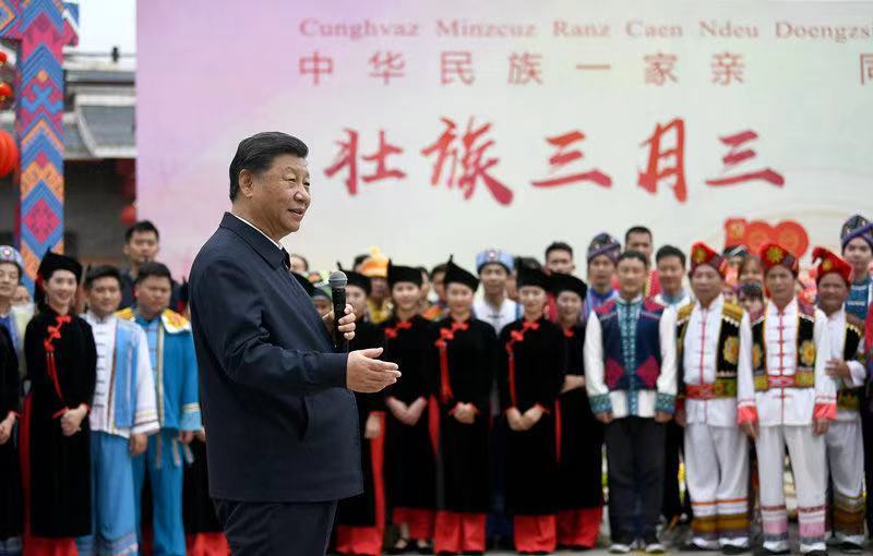 Xi Jinping unterhält sich am 27. April 2021 mit Menschen verschiedener ethnischer Gruppen, die an kulturellen Aktivitäten vor dem Völkerkundemuseum Guangxi in Nanning teilnehmen.