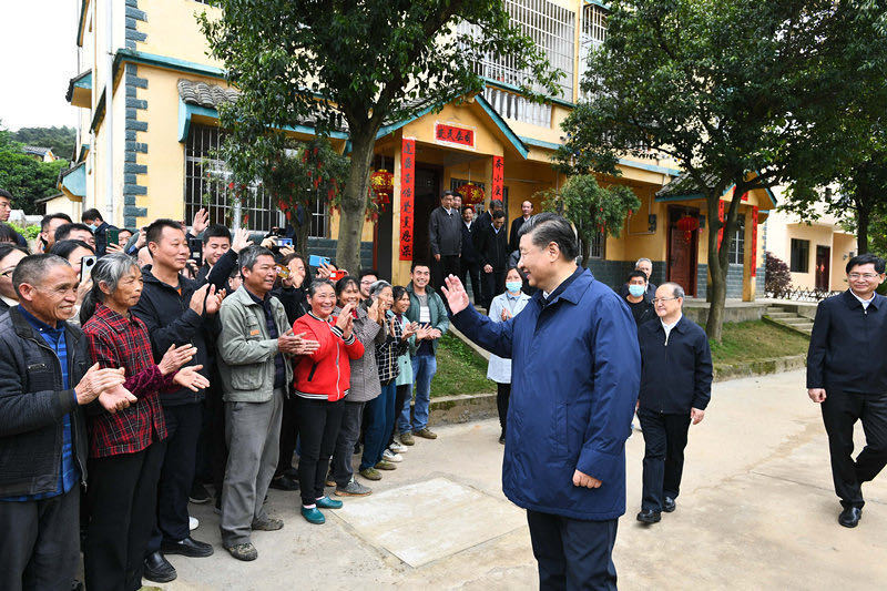 <br>Xi Jinping im Gespräch mit Dorfbewohnern während eines Besuchs im Dorf Maozhushan in der Gemeinde Caiwan der Stadt Guilin am 25. April 2021