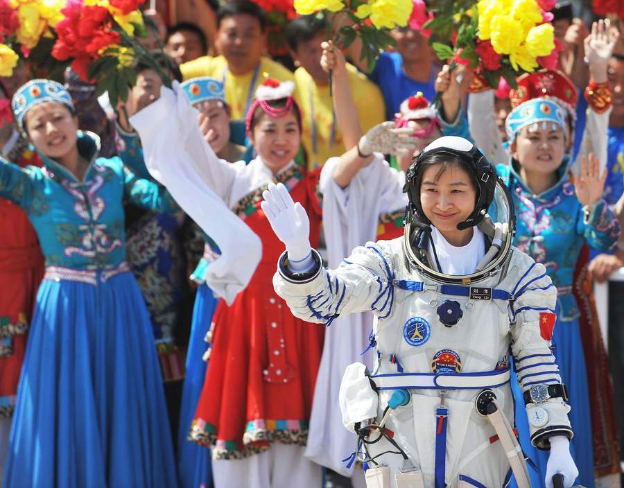 Die erste chinesische Taikonautin Liu Yang kurz vor dem Start des Raumschiffs Shenzhou-9 (Foto / VCG)