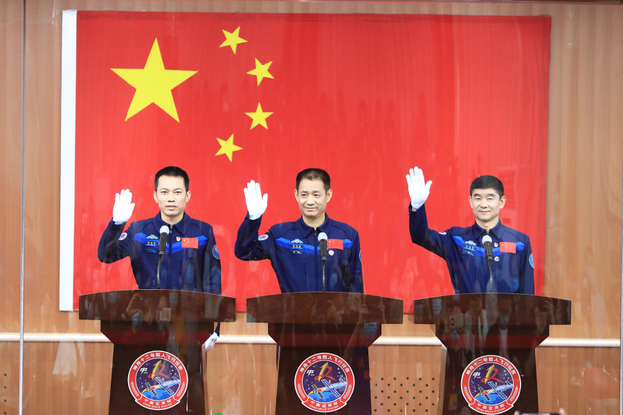 Die drei Taikonauten der Shenzhou-12-Mission Nie Haisheng, Liu Boming und Tang Hongbo stellten sich vor dem Start am 16. Juni 2021 den Fragen der Medien. (Foto / VCG)