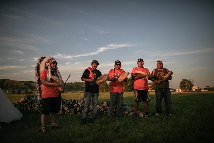 Ureinwohner in Kanada gedenken Opfern in den Massengräbern (Foto von Visual People)