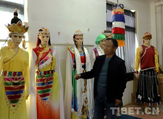 Shilok stellt Produkte in seiner Genossenschaft vor. (Foto von tibet.cn)