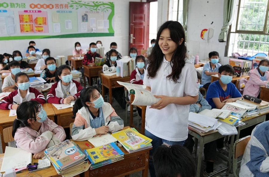 Im April 2022 war die ehrenamtliche Lehrerin Du Linjing mit den Schülerinnen und Schülern im Biologieunterricht in einer Mittelschule im Autonomen Kreis Rongshui der Miao in Liuzhou, Guangxi.