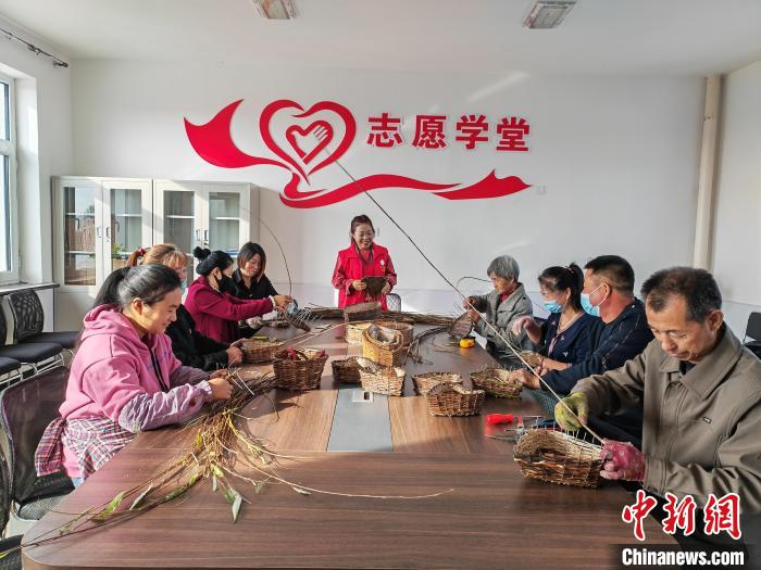 Wang Yuxian lehrt die Menschen kostenlos die Kunst des Weidenflechtens