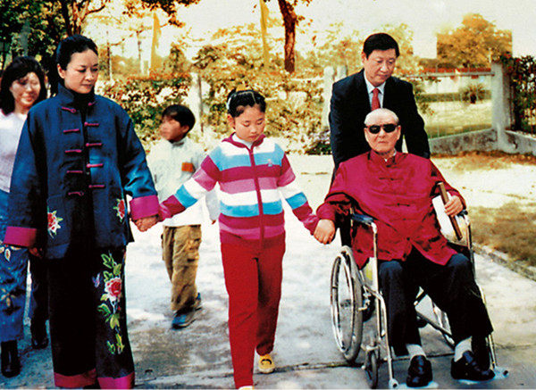 Foto: Familie von Xi Jinping mit Xi Zhongxun