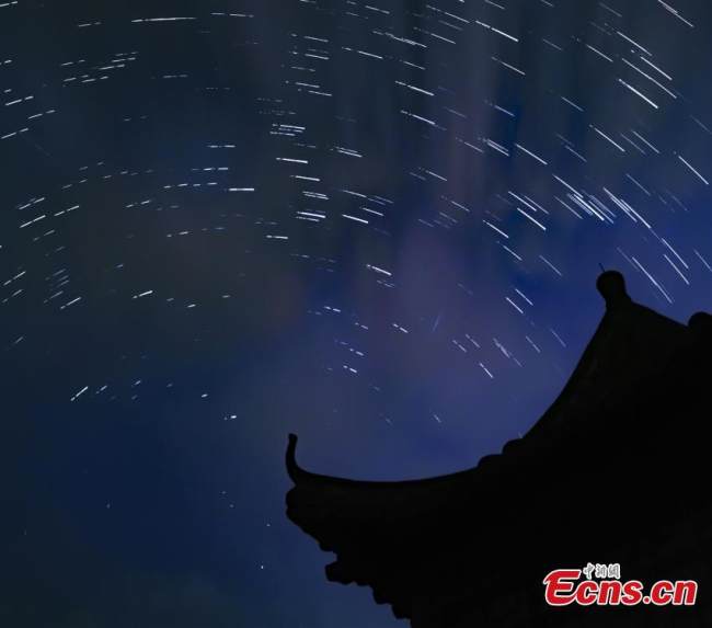 Στην φωτογραφία καταγράφεται η βροχή των Περσείδων, γνωστή και ως τα "δάκρυα του Αγίου Λορέντζο", που φώτισαν τον νυχτερινό ουρανό τις τελευταίες ημέρες όπως κάθε χρόνο αυτήν την εποχή. (Φωτογραφία / China News Service)